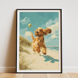 Könnte beinhalten: Ein gerahmter Kunstdruck zeigt einen goldenen Cocker Spaniel, der an einem Sandstrand auf einen gelben Tennisball zuläuft. Der Hund hat braunes Fell, und der Himmel ist hellblau mit weißen Wolken. Das Kunstwerk ist in einem schwarzen Rahmen gerahmt.