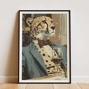 Può includere: Stampa artistica incorniciata raffigurante un ghepardo in abito, papillon e camicia fantasia, con un bicchiere di vino rosso. L'opera d'arte ha un'estetica vintage con colori tenui, tra cui beige, blu e marrone. Il ghepardo è il punto focale.