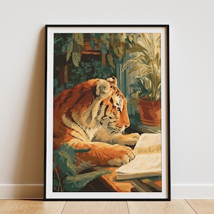 Può includere: Stampa artistica incorniciata raffigurante una tigre che legge un libro vicino a una finestra. La tigre, arancione e nera, è concentrata. La scena include piante e un'atmosfera calda. L'opera è in una cornice nera.