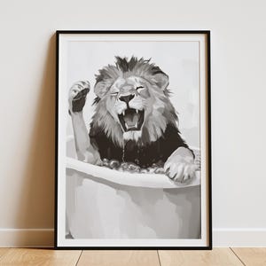 Póster de león en la bañera, divertido arte de pared para baño, estampado animal, decoración caprichosa para el hogar, arte de león juguetón, idea de regalo peculiar, póster de animal lindo