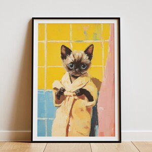 Impresión artística de gatito tonkinés, arte de pared para baño, lindo póster de animal, retrato de mascota, gatito en bata, divertido arte de gato, decoración de guardería, regalo para amantes de los gatos