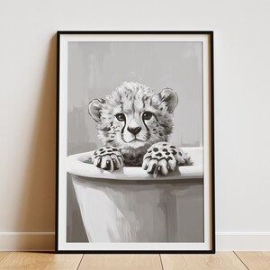 Impresión artística de guepardo en la bañera, póster de animales lindos, decoración de baño caprichosa, arte de pared minimalista moderno, impresión artística para guardería, decoración de habitación infantil
