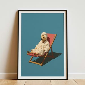 Peut inclure: Impression d'art encadrée représentant un chien dans un cadre de spa. Le chien, vêtu d'un peignoir et d'une serviette blancs, se détend sur une chaise longue rouge et en bois sur un fond bleu sarcelle. L'œuvre est encadrée dans un cadre noir.