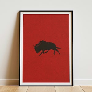 Gnu-Silhouette im Angriffsmodus, afrikanischer Wildtierdruck, kräftiges Rot, Safari-Dekor