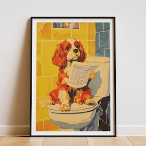 Impresión artística divertida de un cachorro Cavalier King Charles Spaniel leyendo el periódico en el inodoro. Decoración de pared para baño. Póster de animales novedoso.