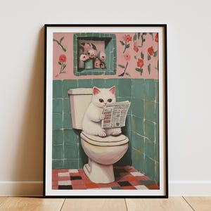Impresión artística de gatito Munchkin leyendo periódico en el inodoro, póster divertido para el baño, regalo peculiar para amantes de los gatos, retrato caprichoso de mascota, baño novedoso
