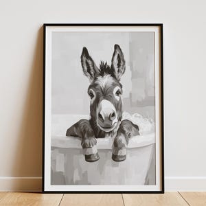 Impresión artística de burro en la bañera, arte de pared de animales de granja, decoración de baño caprichosa, póster divertido de animales, regalo para amantes de los burros, minimalista en blanco y negro