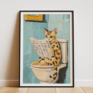 Póster de periódico con diseño de gato de Savannah, divertido arte de baño, impresión de lavabo felino, regalo humorístico para amantes de los gatos, arte peculiar para mascotas, decoración de baño para pared