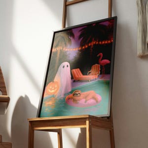 Könnte beinhalten: Ein gerahmter Kunstdruck mit einer skurrilen Szene, die einen Geist mit einem Kürbis, ein Faultier auf einem rosa Schwimmring in einem Pool und einen rosa Flamingo vor einer Kulisse aus Palmen und einer Lichterkette zeigt.