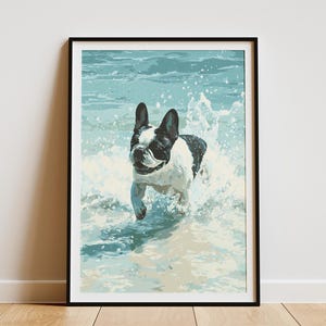 Pode incluir: Impressão artística emoldurada de um buldogue francês correndo na água. O cão é preto e branco, com água espirrando ao seu redor. O fundo é azul claro, criando uma sensação de movimento e energia.