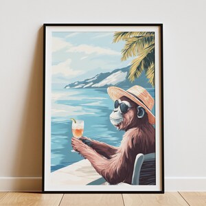 Impresión artística de mono de playa de verano, póster de animales tropicales, mono genial con gafas de sol y sombrero, decoración costera con vista al mar, impresión de vacaciones con vibraciones de verano