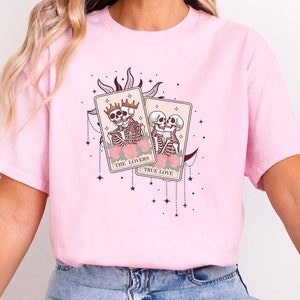Camiseta con cartas del tarot de amantes esqueléticos, camiseta gótica con esqueletos de amor, camiseta con esqueleto de la carta del tarot de los amantes, camiseta con la carta del tarot del amor verdadero, camiseta con el amor espeluznante