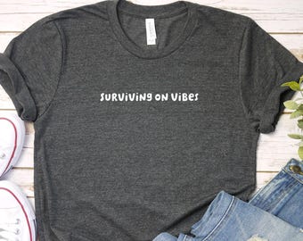 Camiseta "Sobreviviendo con buenas vibras", "Vibraciones positivas", "Solo buenas vibras", "Con frase inspiradora", "Estética retro", "Salud mental"