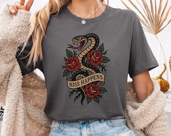 Hiss Happens T-shirt | Ormtatuering-tröja | Gotisk rosgrafik-tröja | Rolig reptil-tröja | Edgy alternativ orm-tröja
