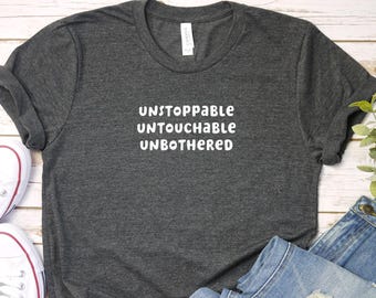 Camiseta Imparable, intocable, sin preocupaciones, camiseta motivacional, camiseta inspiradora, camiseta con cita motivacional, camiseta de empoderamiento