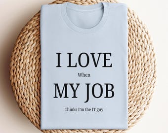 Puede incluir: Camiseta azul claro con el texto "Me encanta cuando mi trabajo piensa que soy el chico de IT" impreso en negro.