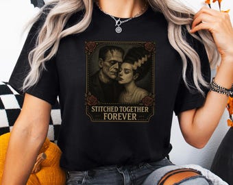 Maglietta Stitched Together Forever / Maglietta Gothic Frankenstein Love / Maglietta Bride Of Frankenstein / Maglietta Halloween Couple / Maglietta Spooky Romance