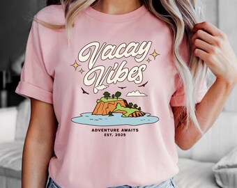 Semestervibbar-tröja, semester-t-shirt, strandresa-tröja, äventyr väntar-tröja, reseälskare-tröja, semester 2025, rese-t-shirt, semester-t-shirt