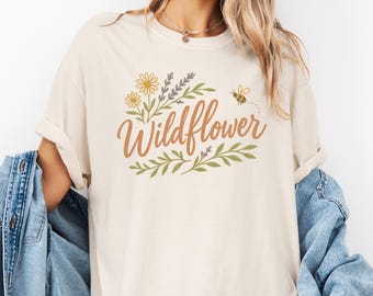 Camiseta Comfort Colors® Wildflower para mulheres | Camiseta com estampa floral Boho | Presente para amantes da natureza | Camiseta rústica Cottagecore | Camiseta com estética botânica