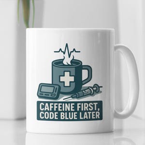 Peut inclure: Mug en céramique blanche sur le thème médical. La tasse présente une tasse à café bleue avec une croix, un appareil médical et une seringue. Le texte sur la tasse se lit « CAFFEINE FIRST, CODE BLUE LATER ».