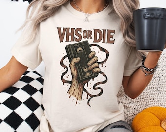 VHS Or Die Tシャツ | レトロホラーVHS Tシャツ | ヴィンテージ映画愛好家シャツ | 80年代ホラーグラフィックTシャツ | カルトクラシックVHSシャツ | ゴアコアTシャツ