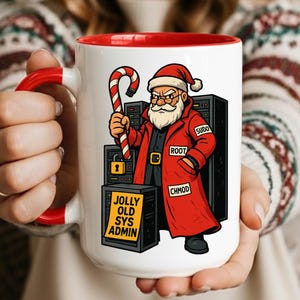 Könnte beinhalten: Weißer Keramikbecher mit rotem Innenraum und Henkel, mit einem Cartoon von Santa Claus in einem roten Mantel mit den Worten "Sudo", "Root" und "Chmod". Der Becher hat auch den Text "Jolly Old Sys Admin".