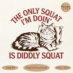 Pode incluir: Um gato listrado marrom e branco está deitado em uma almofada. O texto "THE ONLY SQUAT I'M DOIN' IS DIDDLY SQUAT" está escrito em letras vermelhas em um fundo creme.