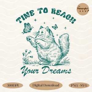 Könnte beinhalten: Eine türkisfarbene Illustration einer Katze, die nach einem Schmetterling greift, mit dem Text "Time to Reach Your Dreams" über der Katze. Die Katze ist von Sternen und Blumen umgeben.