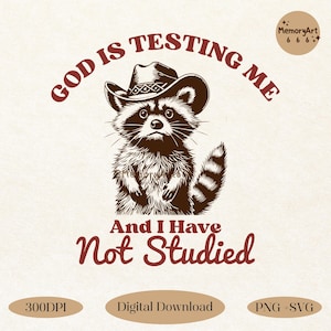 Op de afbeelding: Een bruine wasbeer die een rode cowboyhoed draagt met de tekst "GOD IS TESTING ME And I Have Not Studied" in rood.