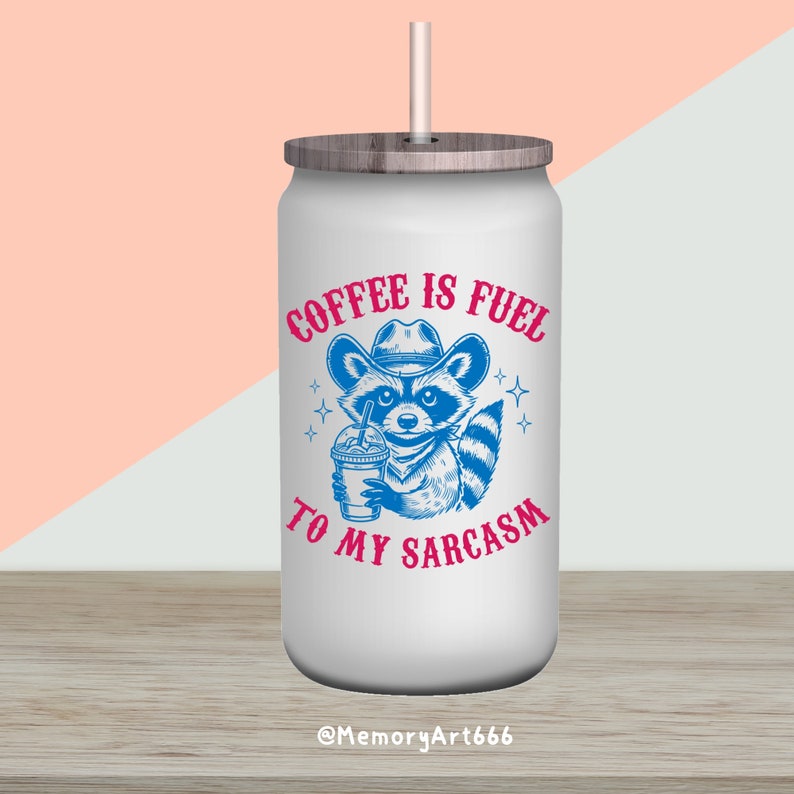Puede incluir: Una lata blanca de acero inoxidable con una tapa negra y una ilustraci&oacute;n azul y blanca de un mapache con un sombrero de vaquero y sosteniendo una taza de caf&eacute;. El texto "COFFEE IS FUEL TO MY SARCASM" est&aacute; impreso en rosa y azul en la lata.
