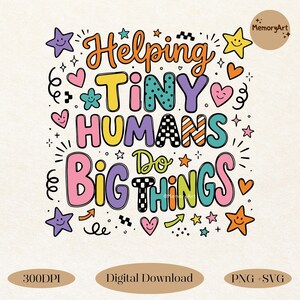 Può includere: Un colorato design grafico digitale con il testo Helping TINY HUMANS Do BIG THINGS in vari caratteri e motivi. Il design è decorato con stelle sorridenti, cuori e spirali nelle tonalità dell'arancione, giallo, rosa, viola e verde acqua.