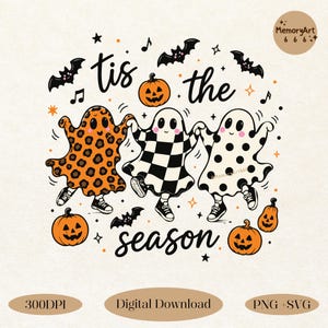 Könnte beinhalten: Ein digitales Grafikdesign mit drei tanzenden Geistern in Turnschuhen, einer mit Leopardenmuster, einer kariert und einer gepunktet. Der Text lautet 'tis the season', umgeben von orangefarbenen Kürbissen, schwarzen Fledermäusen, Noten und Sternen.