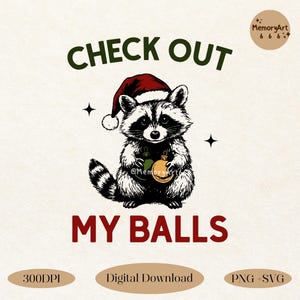 Op de afbeelding: Digitale afbeelding met een wasbeer met een kerstmuts en een kerstbal. De tekst "CHECK OUT MY BALLS" wordt weergegeven in groen en rood. De afbeelding heeft een vintage, handgetekende stijl.