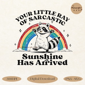 Può includere: Un download digitale di un design grafico con un procione con un arcobaleno dietro. Il testo dice "Il tuo piccolo raggio di sole sarcastico è arrivato".