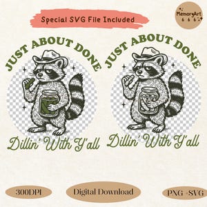 K&ouml;nnte beinhalten: Digitaler Download-Grafik mit einem Waschb&auml;ren, der einen Cowboyhut tr&auml;gt und ein Glas Gurken h&auml;lt. Der Text lautet "Just About Done" und "Dillin' With Y'all". Enth&auml;lt "Special SVG File Included", "300DPI", "Digital Download" und "PNG + SVG".