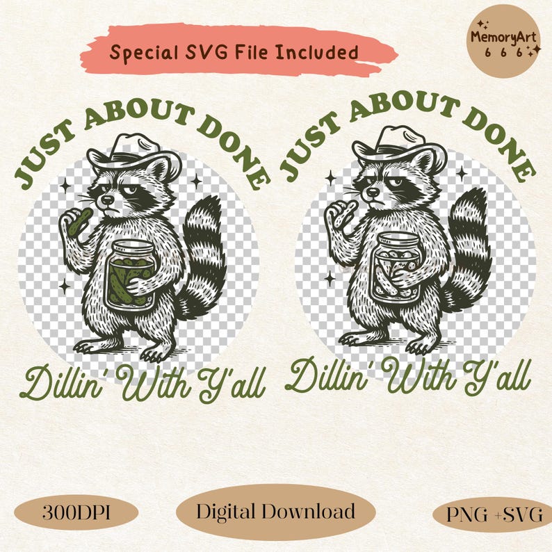 K&ouml;nnte beinhalten: Digitaler Download-Grafik mit einem Waschb&auml;ren, der einen Cowboyhut tr&auml;gt und ein Glas Gurken h&auml;lt. Der Text lautet "Just About Done" und "Dillin' With Y'all". Enth&auml;lt "Special SVG File Included", "300DPI", "Digital Download" und "PNG + SVG".