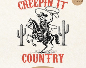 Op de afbeelding: Zwart-wit illustratie van een pompoenhoofd cowboy op een skeletpaard, met een lasso. De rode tekst "CREEPIN IT COUNTRY" staat erboven en eronder. Twee cactussen flankeren het beeld. Digitale download.