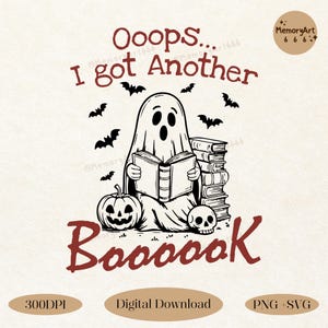 Könnte beinhalten: Ein Halloween-Grafik mit einem Geist, der ein Buch liest, einem Kürbis und einem Totenkopf. Der Text lautet "Ooops... I got Another Boooook" in einer verspielten Schriftart, mit Fledermäusen.