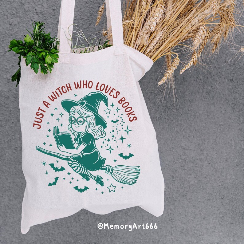 Może przedstawiać: Biała torba typu tote z zieloną ilustracją czarownicy latającej na miotle i czytającej książkę. Tekst "Just a witch who loves books" jest napisany na torbie na zielono i czerwono.