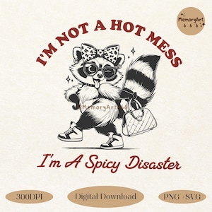 Può includere: Illustrazione in bianco e nero di un procione con occhiali da sole, un fiocco e una borsa. Il procione sta camminando e ha la lingua di fuori. Il testo "I'm not a hot mess I'm a spicy disaster" è scritto in rosso intorno al procione.