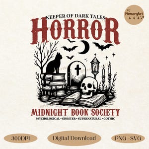 Op de afbeelding: Zwart-wit grafisch ontwerp met het woord "HORROR" in een verweerde lettertype. Het ontwerp bevat een zwarte kat, vleermuizen, een schedel, een grafsteen en de tekst "MIDNIGHT BOOK SOCIETY".