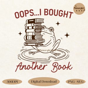 Puede incluir: Ilustración de una rana sosteniendo una pila de libros, con el texto "OOPS...I BOUGHT Another Book". El diseño incluye estrellas y las palabras "300DPI", "Digital Download" y "PNG + SVG".