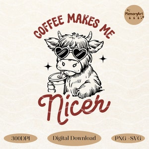 Puede incluir: Ilustración en blanco y negro de una vaca de las Tierras Altas con gafas de sol en forma de corazón y bebiendo de un vaso para llevar. El texto "Coffee Makes Me Nicer" está en una fuente de color rojo oscuro. La imagen también incluye el texto "300DPI", "Digital Download" y "PNG + SVG".