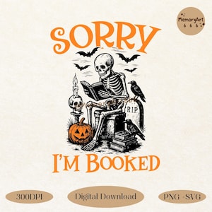 Peut inclure: Graphique sur le thème d'Halloween avec un squelette lisant un livre, et le texte "SORRY I'M BOOKED" en orange. Le design comprend des chauves-souris, une citrouille, une pierre tombale et des corbeaux. Téléchargement numérique.