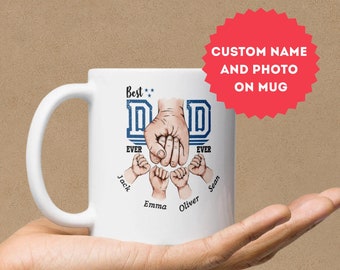 Puede incluir: Taza de cerámica blanca con un gráfico azul y blanco de una mano de padre sosteniendo las manos de cuatro niños. El texto "Best Dad Ever" está impreso en la taza. Los nombres de los niños son Jack, Emma, Oliver y Sean.