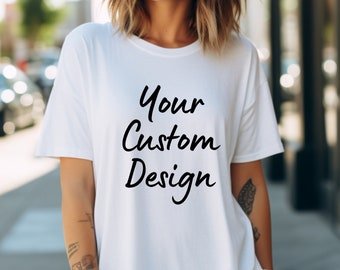 Puede incluir: Camiseta blanca con el texto "Your Custom Design" en escritura cursiva negra.