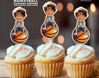 Op de afbeelding: Drie gepersonaliseerde basketball cupcake toppers met een cartoonjongen die een blauw shirt en broek draagt ​​en op een basketbal zit. De toppers zijn 1,7 inch bij 3,5 inch en zijn afgedrukt op 8,5 inch bij 11 inch papier.