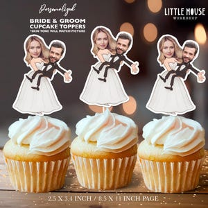 Op de afbeelding: Drie cupcakes met witte glazuur, elk versierd met een Bruid & Bruidegom cupcake topper. De toppers tonen cartoon illustraties van een stel. De afbeelding bevat de tekst "Personalized BRIDE & GROOM CUPCAKE TOPPERS".