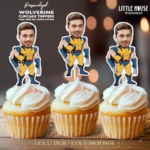 Op de afbeelding: Drie cupcakes met witte glazuur, elk bekroond met gepersonaliseerde Wolverine cupcake toppers. De toppers tonen een cartoonfiguur in een geel en blauw Wolverine-kostuum. De tekst luidt "Personalized Wolverine Cupcake Toppers".