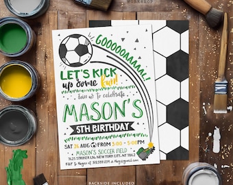 Op de afbeelding: Een groene, witte en zwarte voetbal-thema verjaardagsuitnodiging voor een jongen genaamd Mason. De uitnodiging toont een cartoon voetbal met de tekst "GOOOOAAAAAL!" en "LET'S KICK UP SOME FUN!"  Doe mee om Masons 5e verjaardag te vieren.  Za 26 aug van 15:00 tot 17:00 uur. Masons voetbalveld. 7625 Striker Ln, New York City, NY 78162. RSVP naar Megan op 5205551204 & Meg@gmail.com. Achterkant inbegrepen.